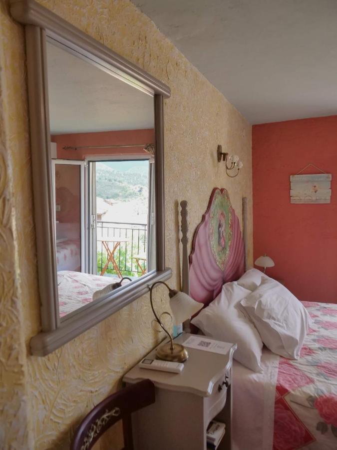 Готель Η Φωλιτσα Karpenisi Екстер'єр фото